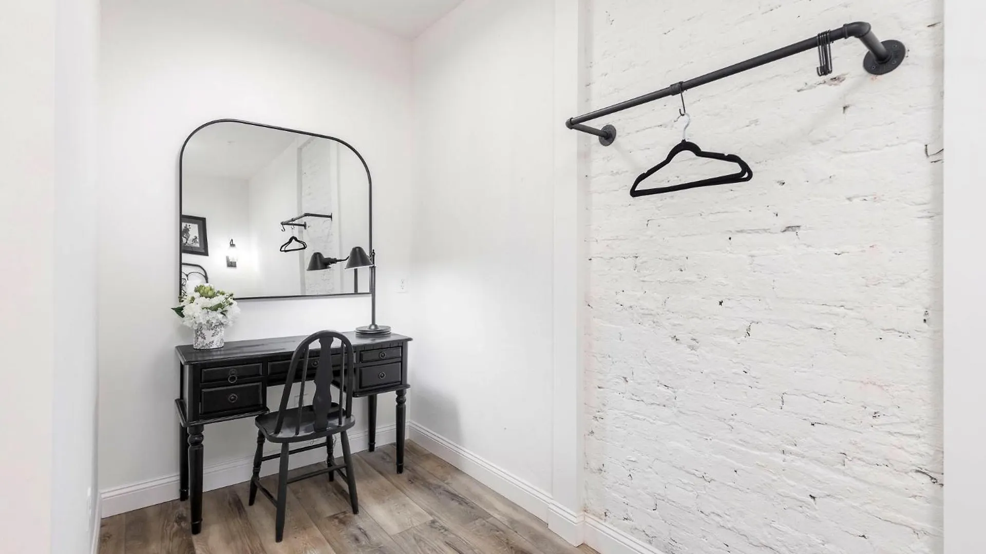 Decadent Cityscape Retreat Louisville Apartman